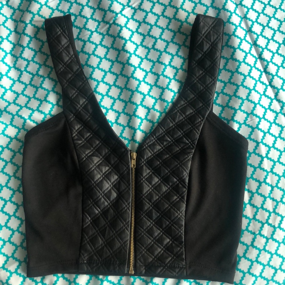Black crop top tank